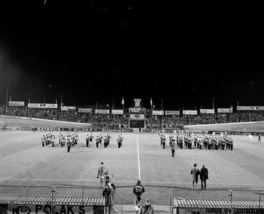855090 Afbeelding van een orkest dat speelt in Stadion Galgenwaard (Stadionplein) te Utrecht, voor de aftrap van een ...